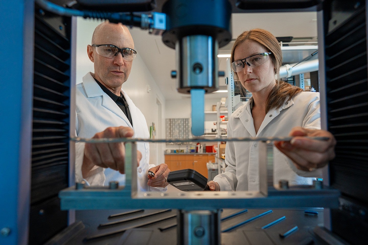 Kylie Williams and Bob Guldberg in Knight Campus lab