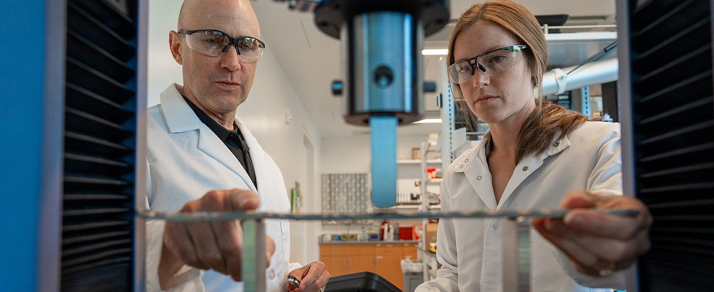 Kylie Williams and Bob Guldberg in Knight Campus lab