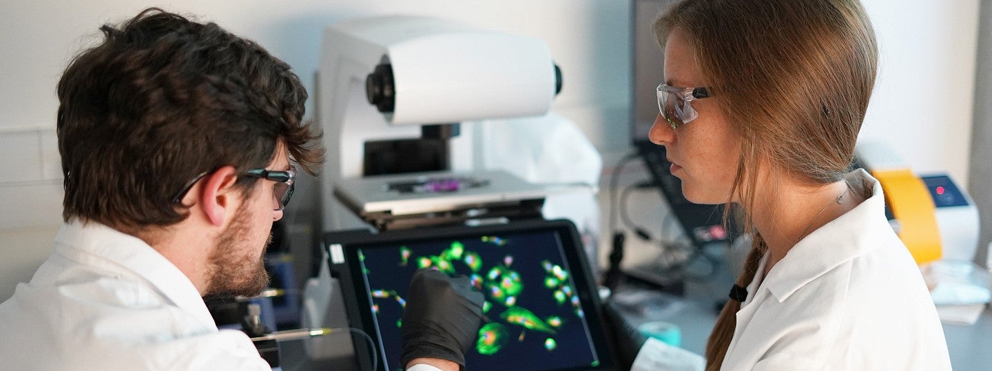 Students in Knight Campus Lab