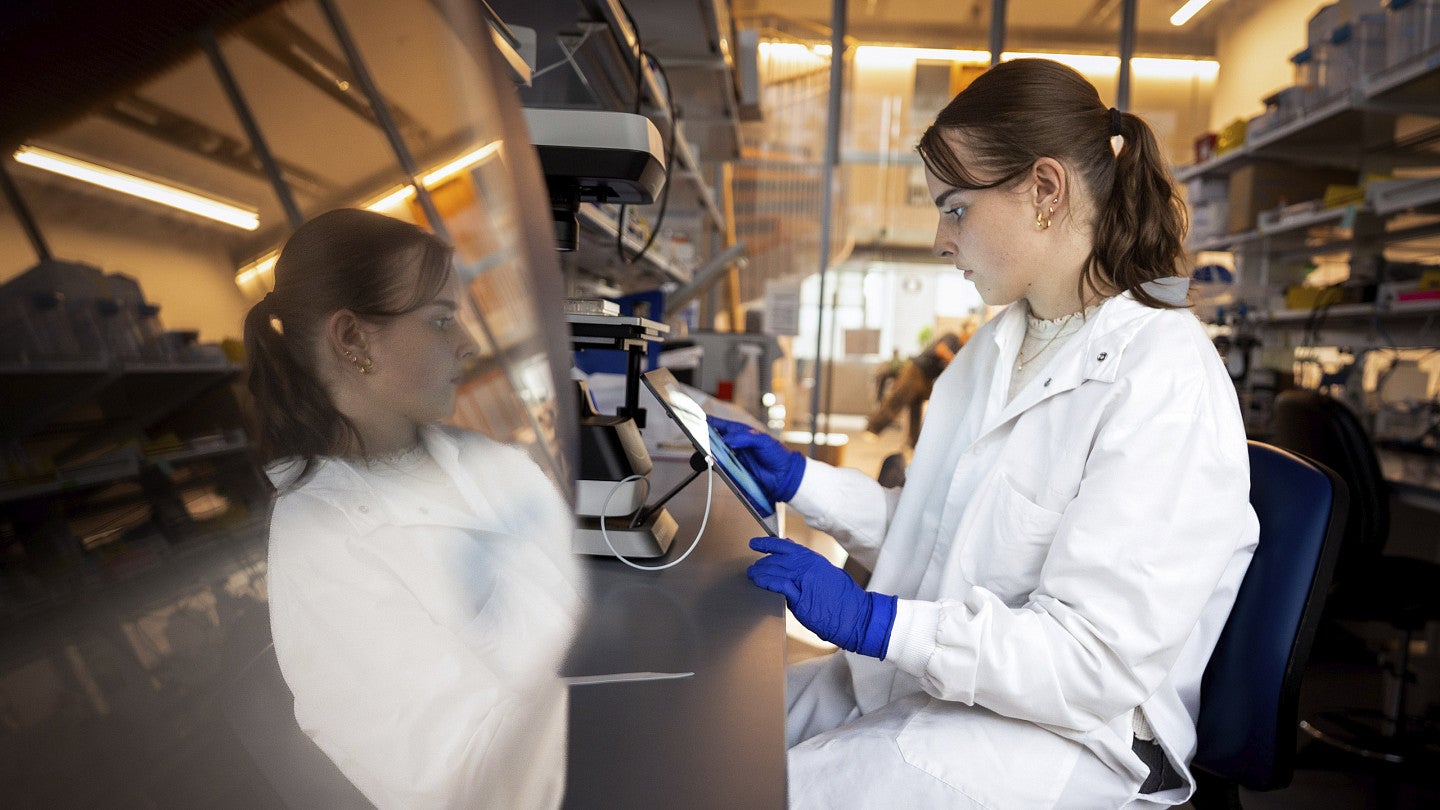 Bioengineering student in Knight Campus lab