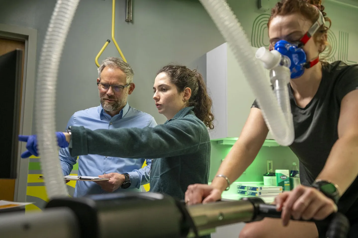 Brad Wilkins and Mira Schoeberlein collecting data from an athlete in the lab