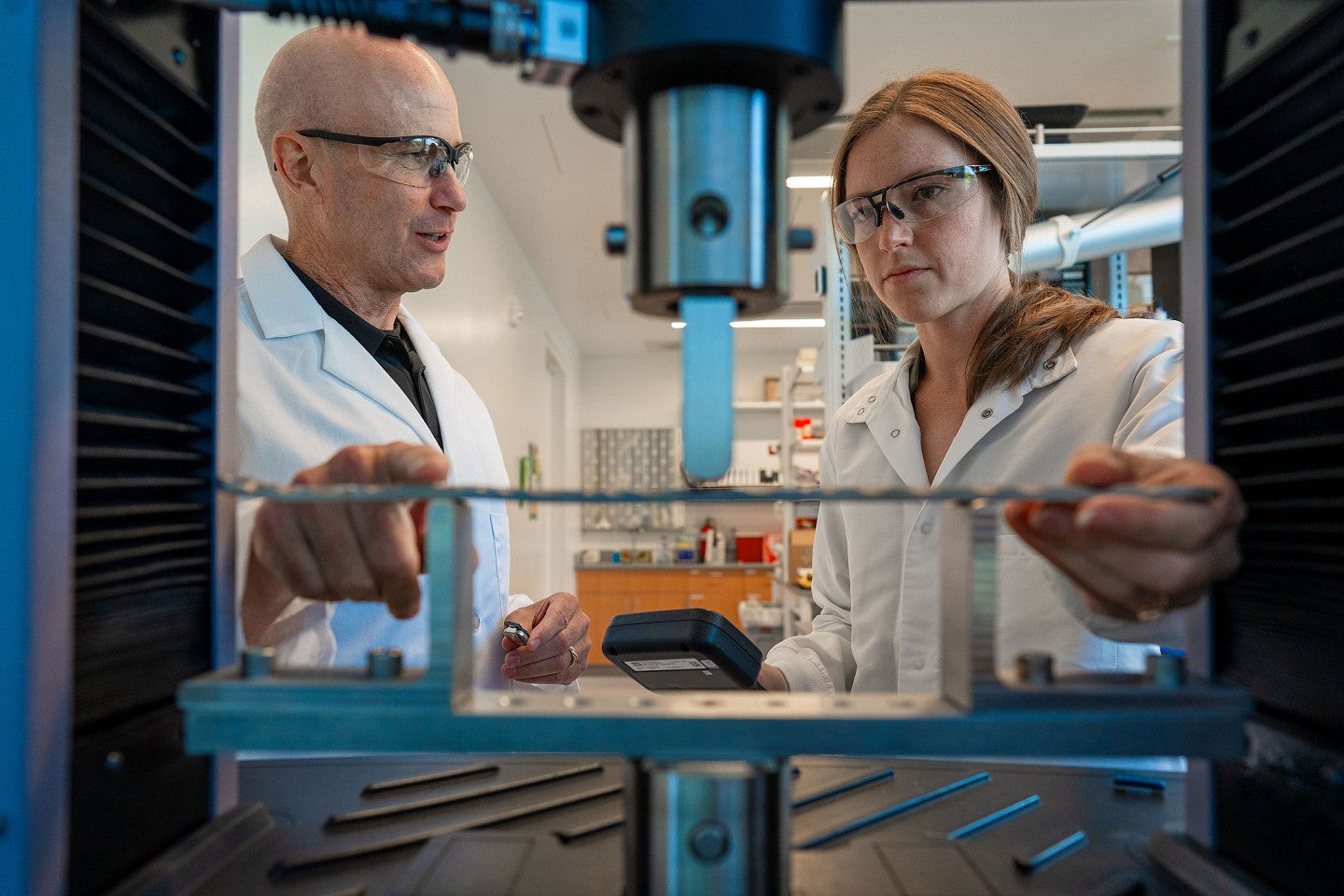 kylie williams and bob guldberg in the lab