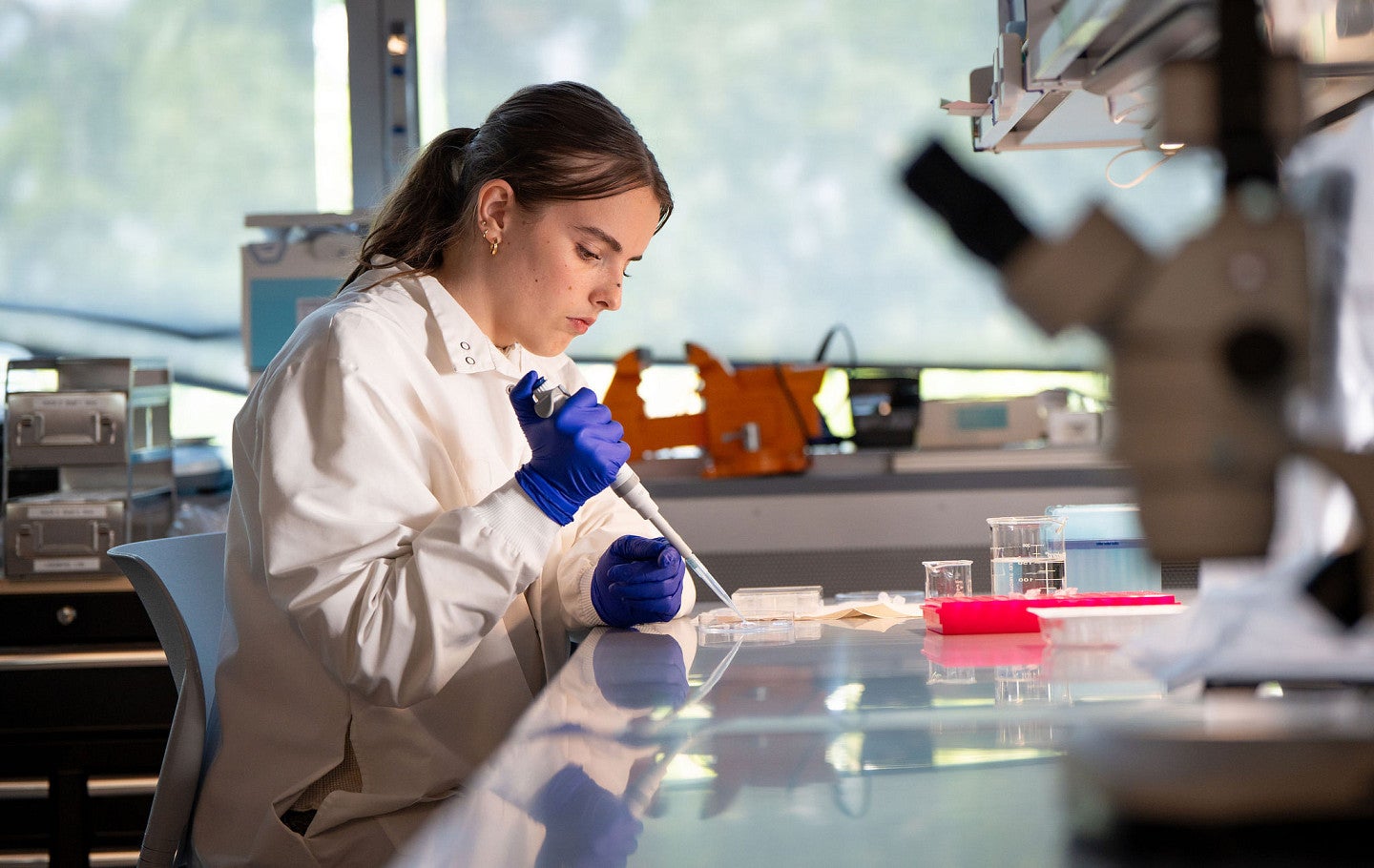 KCUS student in lab
