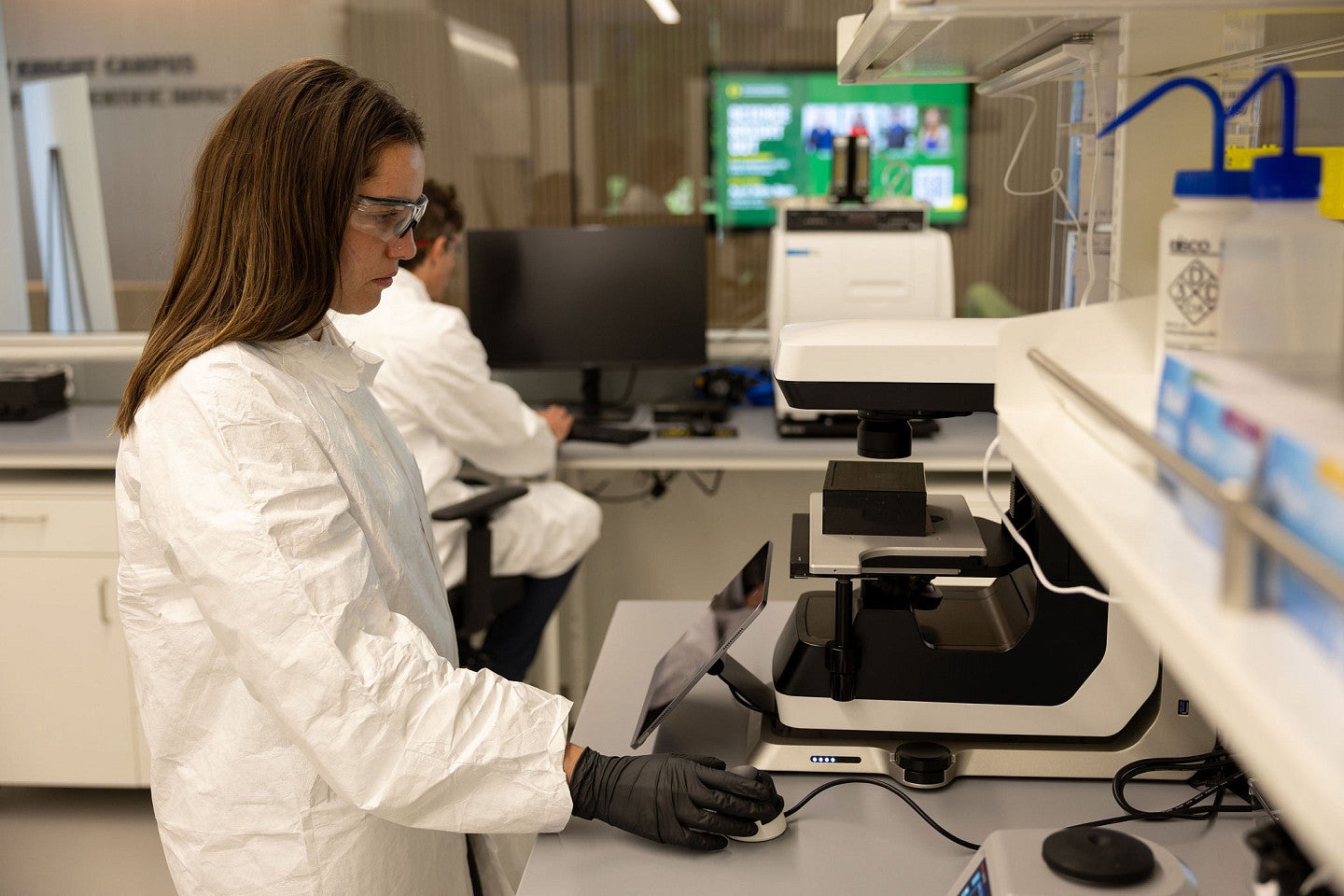 Student in Biofoundry lab