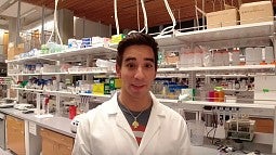 Knight Campus Undergraduate Scholar Alonso Cruz in the Hosseinzadeh Lab